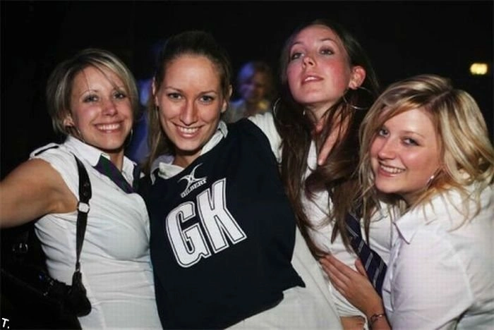 Дівчата в шкільній формі в нічних клубах (100 фото) – фото 29