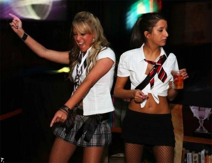 Дівчата в шкільній формі в нічних клубах (100 фото) – фото 32