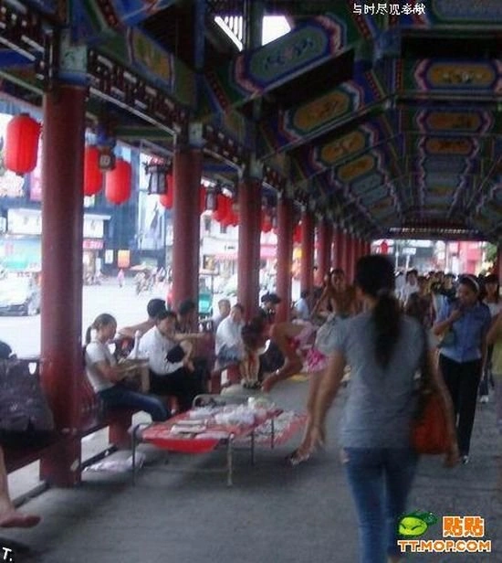 Цій дівчині потрібна спідниця довша ;) (4 фото) – фото 1