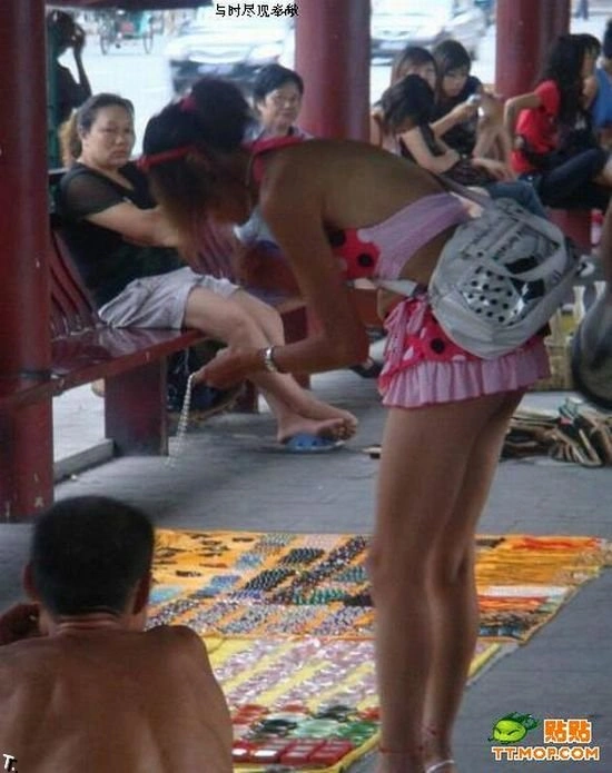 Цій дівчині потрібна спідниця довша ;) (4 фото) – фото 2