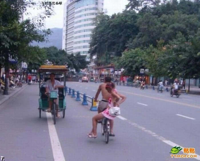 Цій дівчині потрібна спідниця довша ;) (4 фото) – фото 4