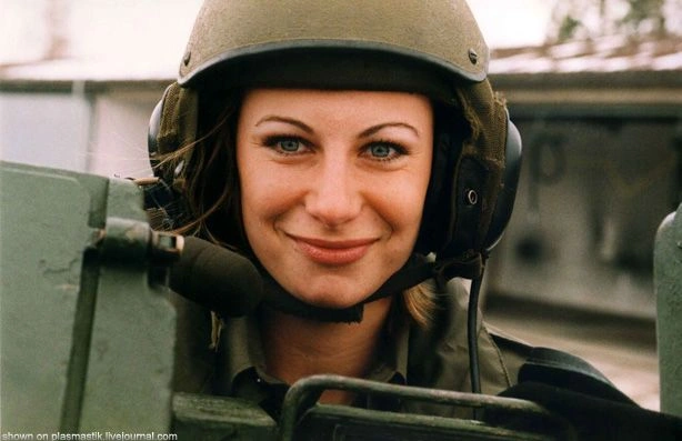 Дівчата з армій різних країн світу (37 фото) – фото 13