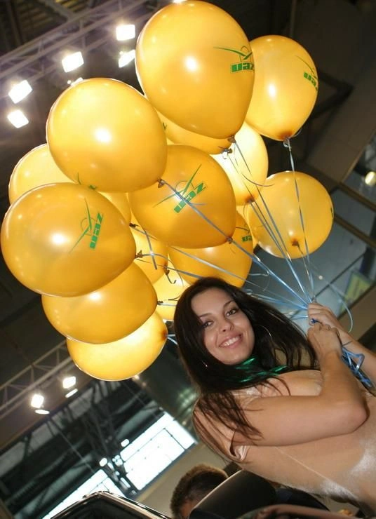 Автомобільна виставка - машини = дівчата? (35 фото) – фото 4