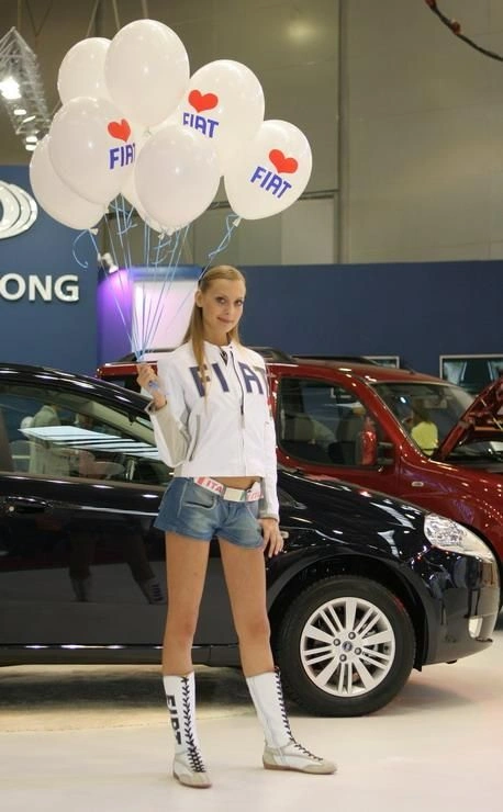 Автомобільна виставка - машини = дівчата? (35 фото) – фото 9