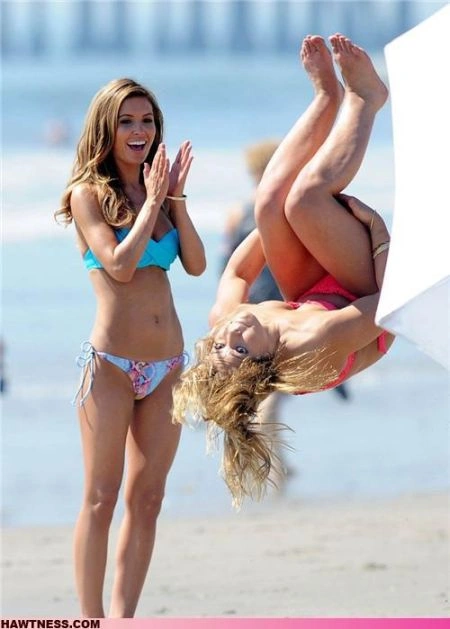 Чарівні дівчата, які займаються дивними речами. Частина 7 (41 фото + 6 гіфок)