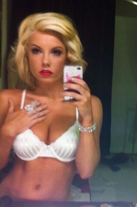 Дівчата перед дзеркалом. Частина 4 (150 фото) – фото 9