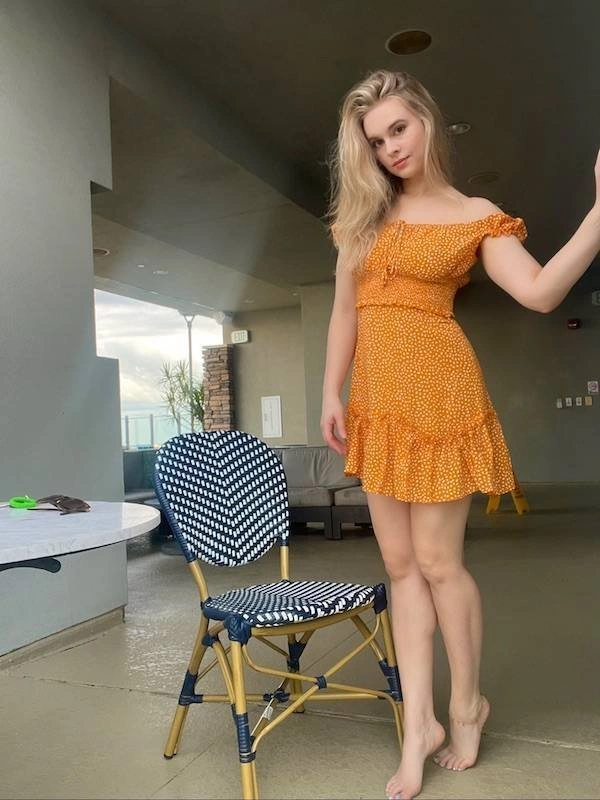 Дівчата у літніх сукнях (30 фото) – фото 12