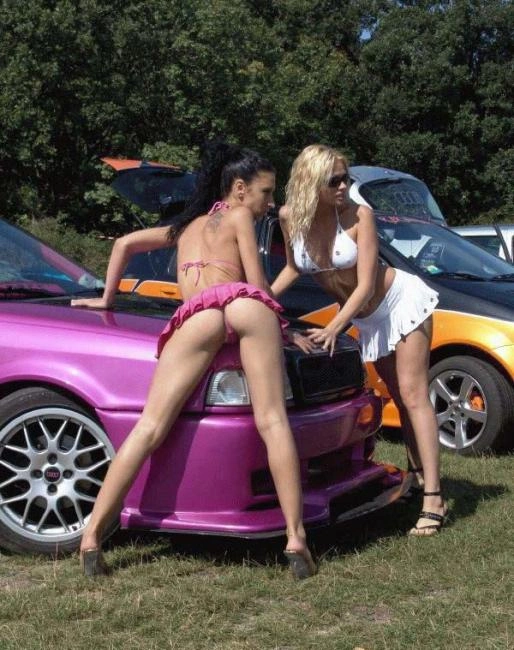 Дівчата миють автомобіль (25 фото)