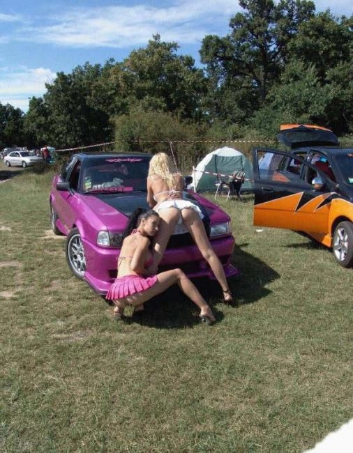 Дівчата миють автомобіль (25 фото) – фото 2