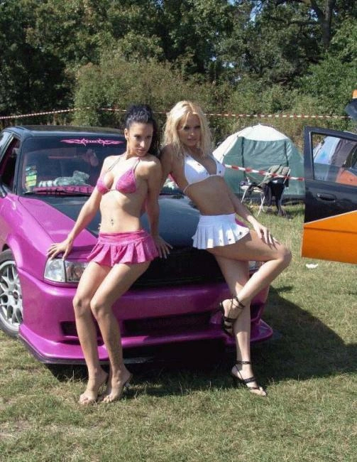 Дівчата миють автомобіль (25 фото) – фото 4