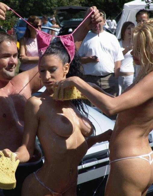 Дівчата миють автомобіль (25 фото) – фото 10