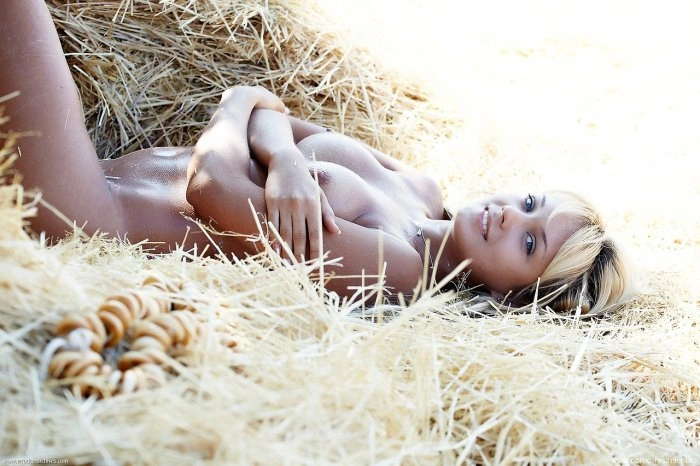 Дівчата на сіннику (41 фото) НЮ! – фото 10