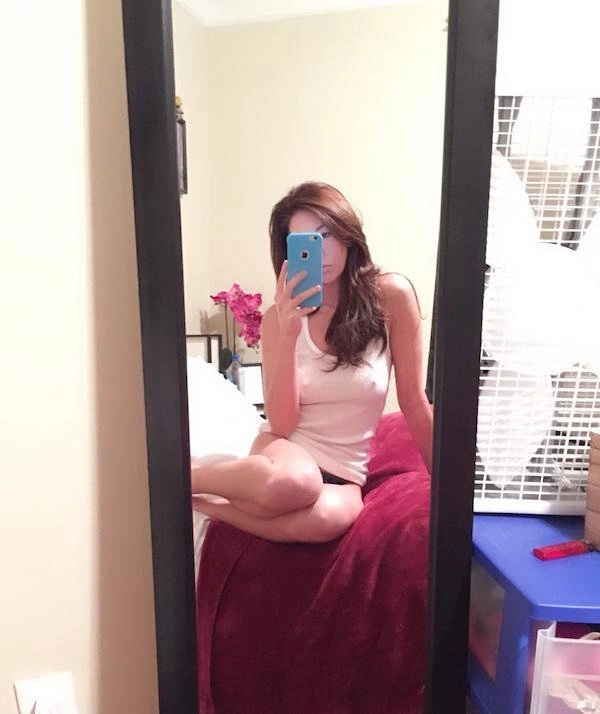 Дівчата без бюстгальтерів (40 фото)