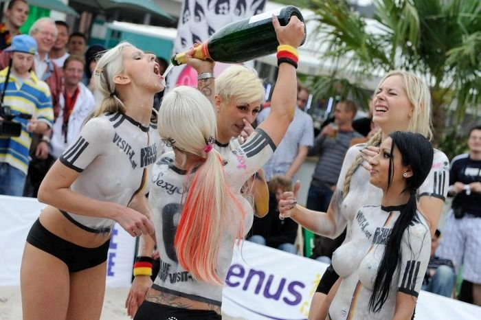 Дівчата з боді-артом грають у футбол (21 фото) – фото 5