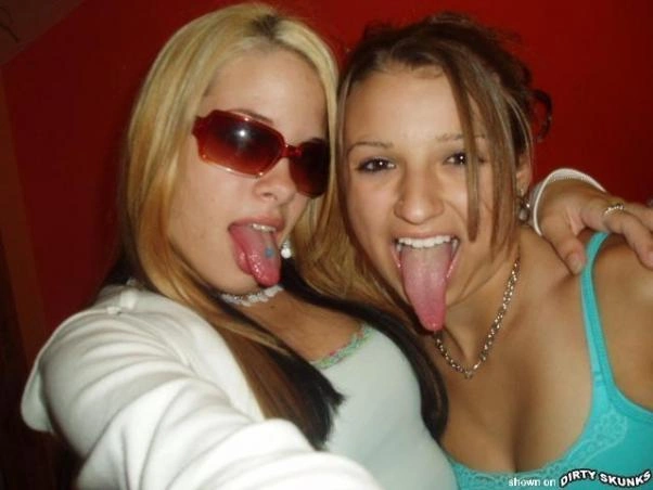 Дівчата з довгими язиками (8 фото)