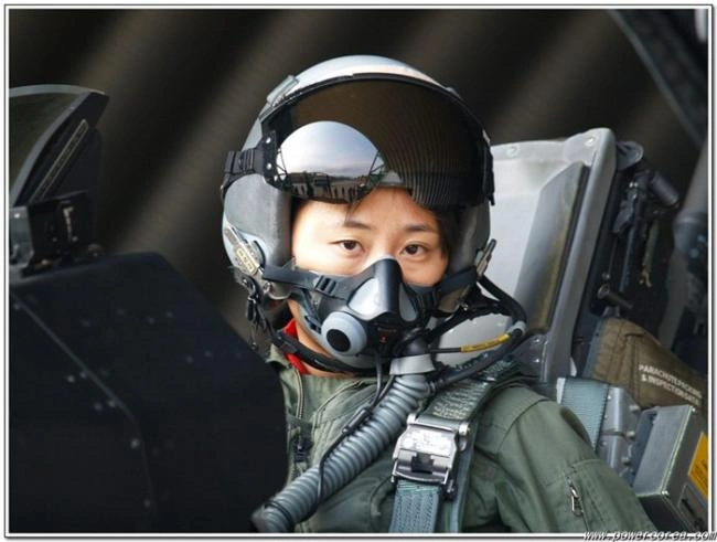 Жінки у формі (45 фото) – фото 10