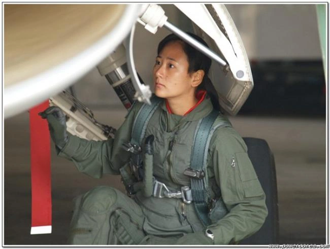 Жінки у формі (45 фото) – фото 14