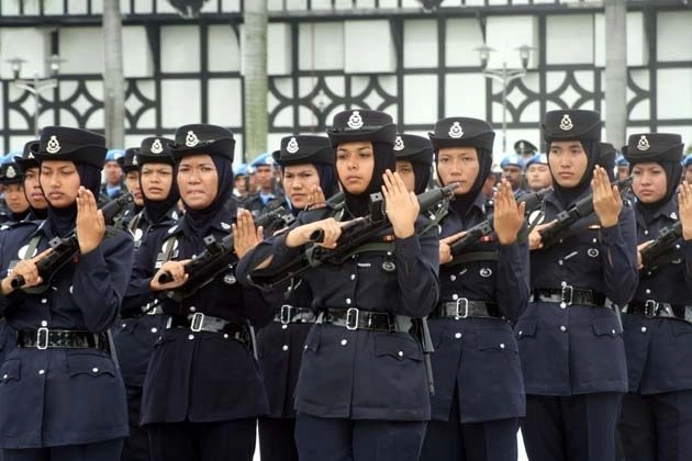 Жінки у формі (45 фото) – фото 18