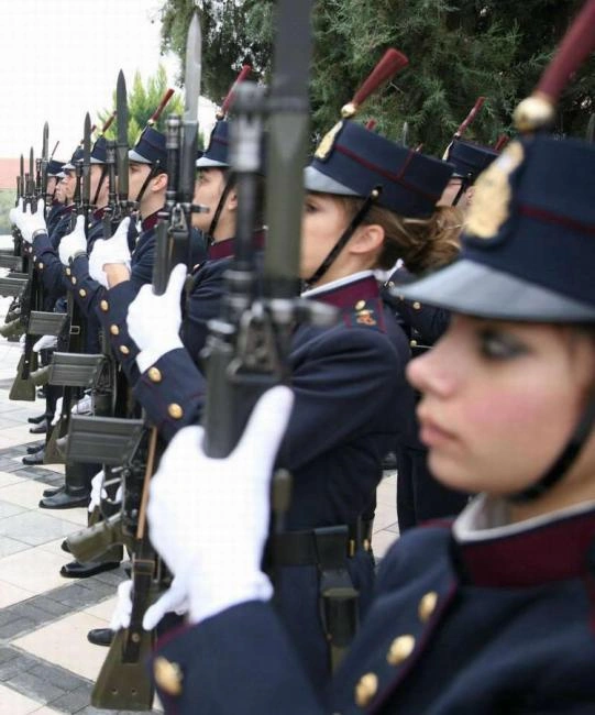 Жінки у формі (45 фото) – фото 21