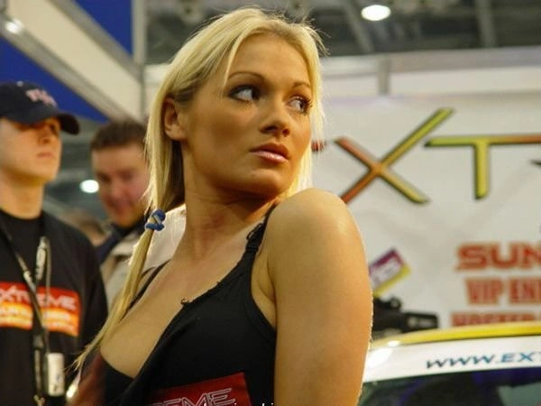 Дівчата з автомобільних виставок (49 фото) – фото 7