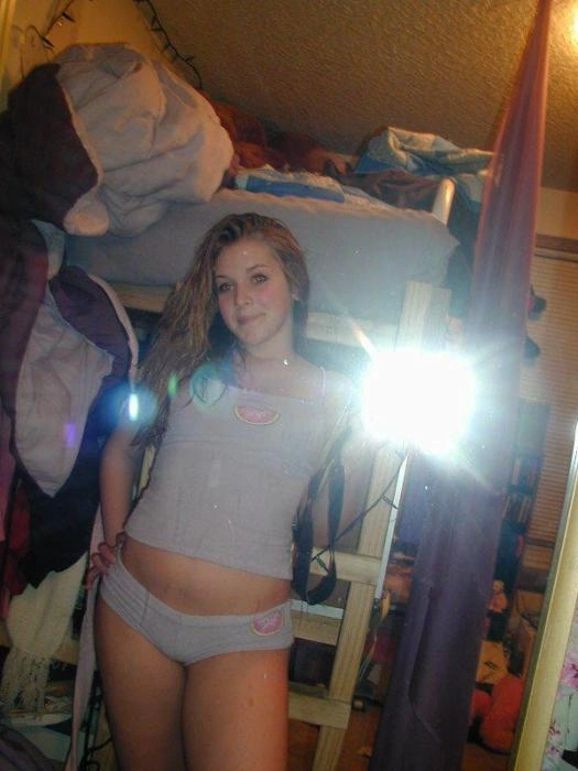 Дівчата фотографують себе (11 фото)