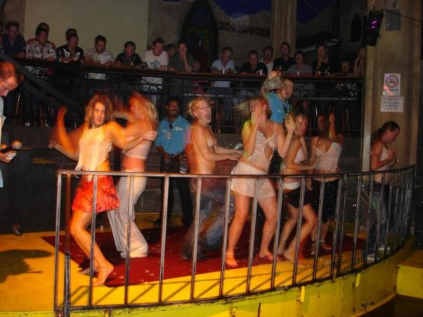 Дівчата в мокрих одягах:-) (35 фото) – фото 7