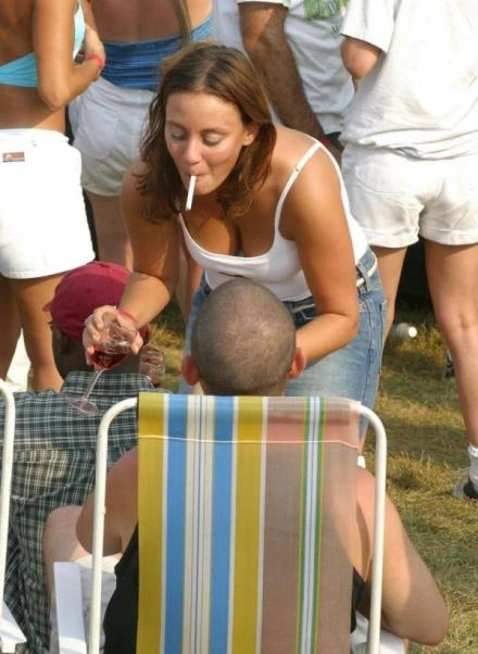 Дівчина напилася на вихідних (15 фото)