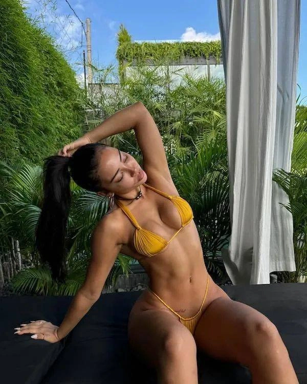 Колекція фотографій миленьких дівчат у купальниках бікіні – фото 19