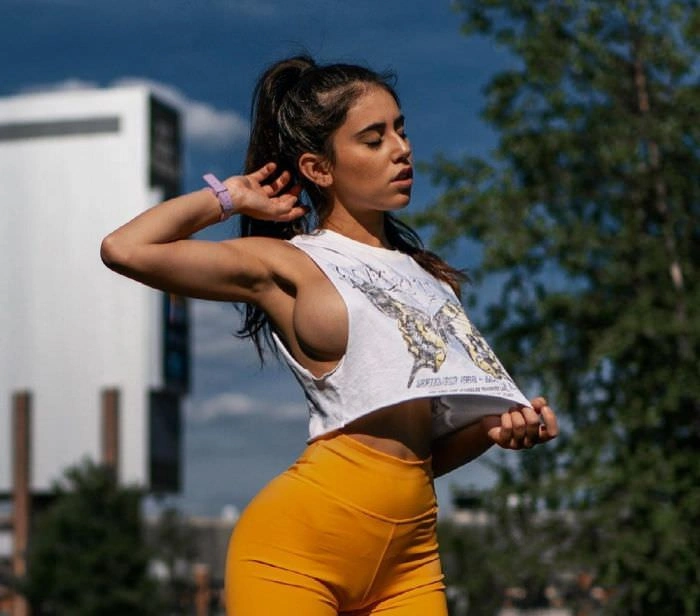 Дівчата з напівоголеною грудьми – фото 23