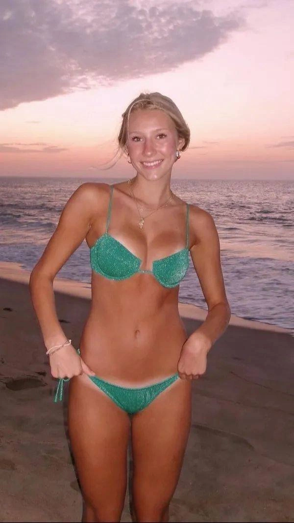 Колекція фотографій миленьких дівчат у купальниках бікіні – фото 2