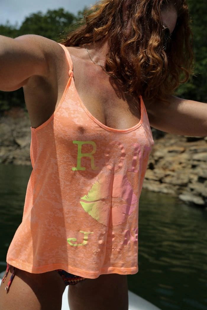 Знімки дівчат без бюстгальтерів – фото 32