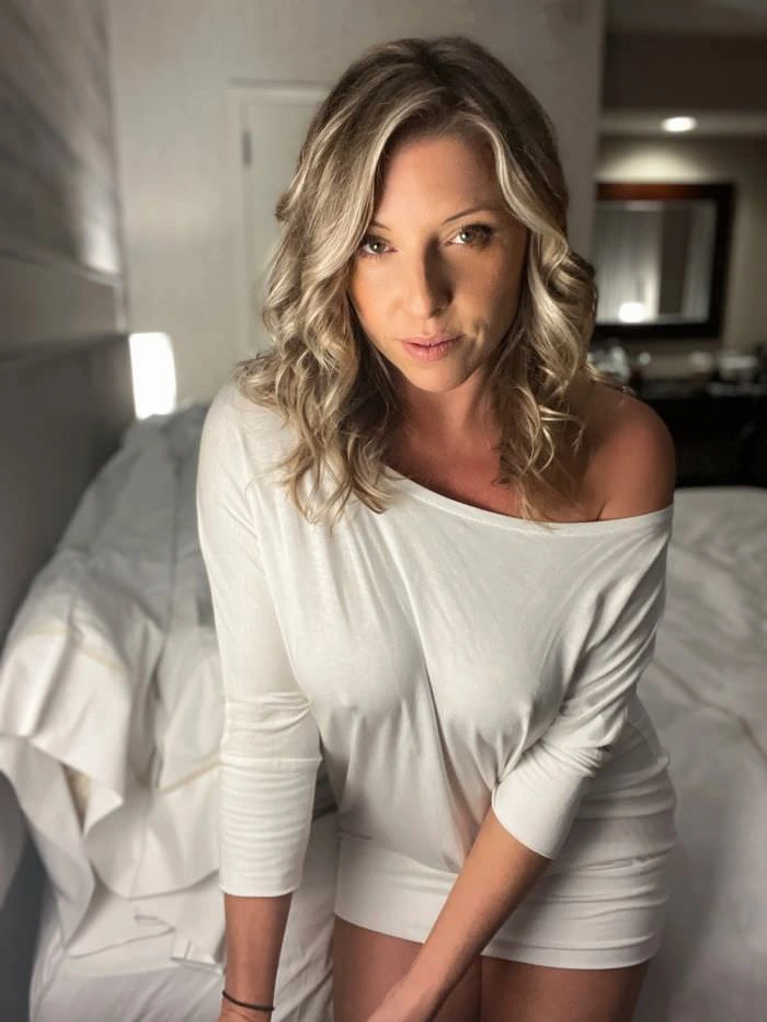 Знімки дівчат без бюстгальтерів – фото 36