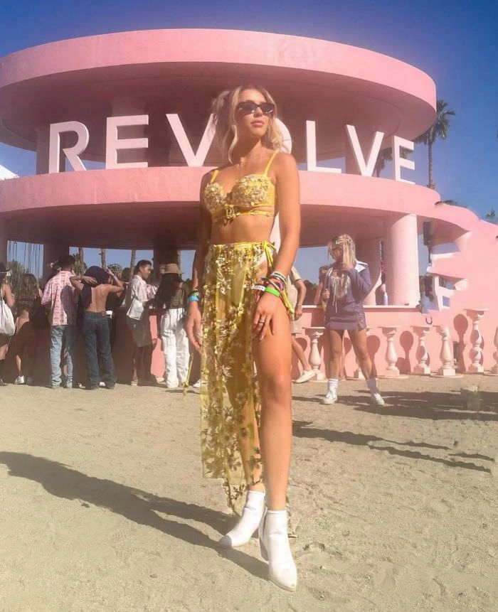 Відверті фото дівчат, зроблені на музичних фестивалях – фото 8