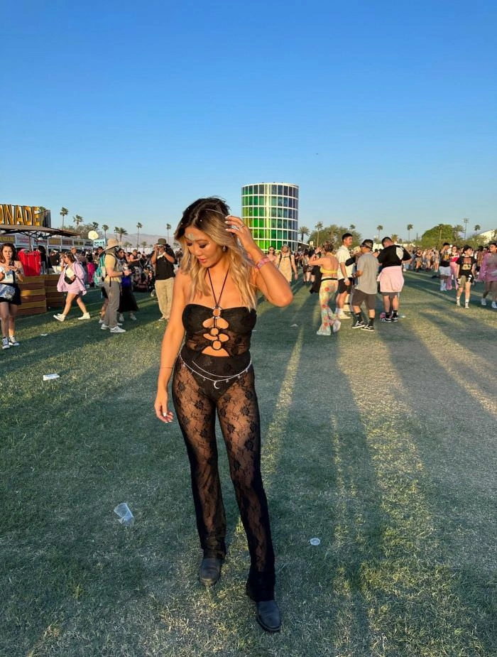 Відверті фото дівчат, зроблені на музичних фестивалях – фото 12