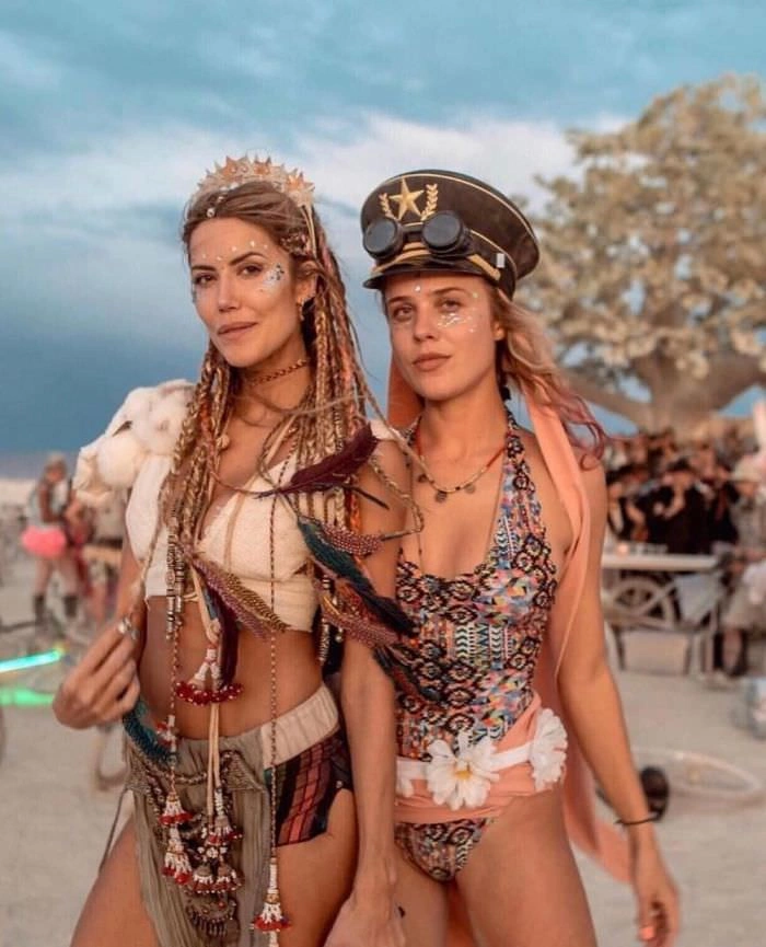 Відверті фото дівчат, зроблені на музичних фестивалях – фото 22