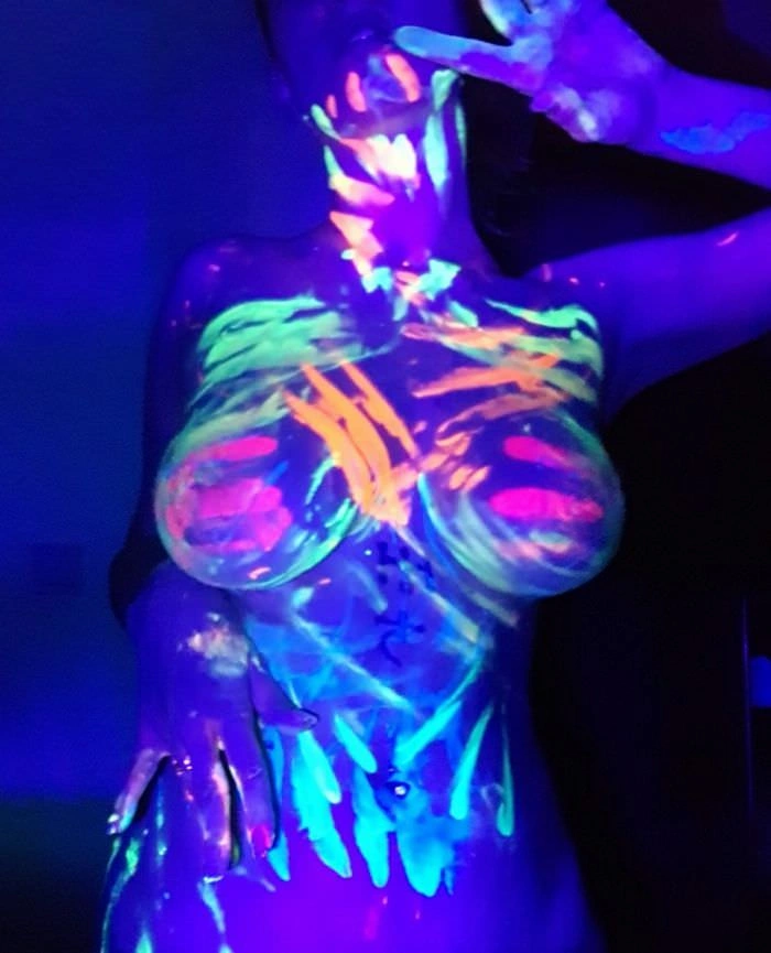 Дівчина хотіла привабити користувачів гарячими фото, але їх цікавила більше плитка за її спиною. – фото 17