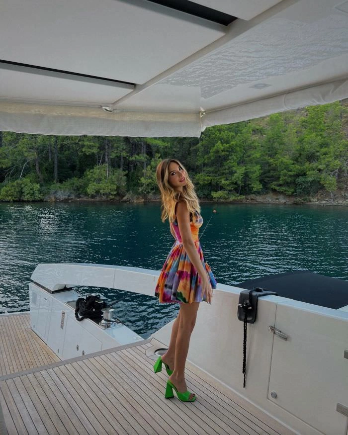 Молоді та прекрасні дівчата в літніх сукнях – фото 7