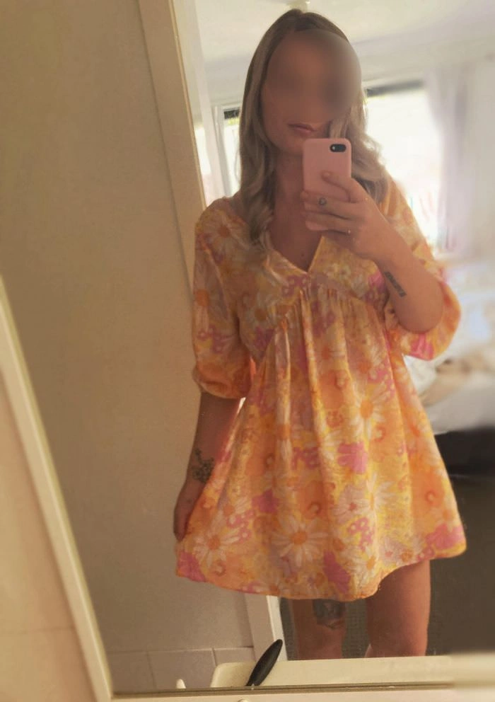 Молоді та прекрасні дівчата в літніх сукнях – фото 21