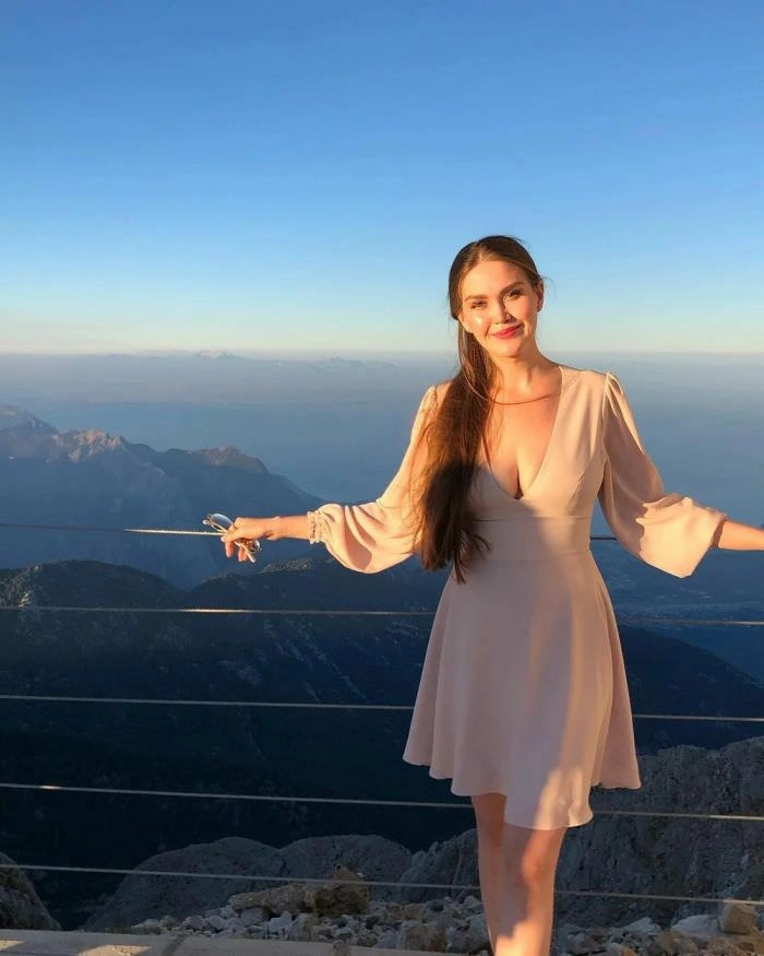 Молоді та прекрасні дівчата в літніх сукнях – фото 28