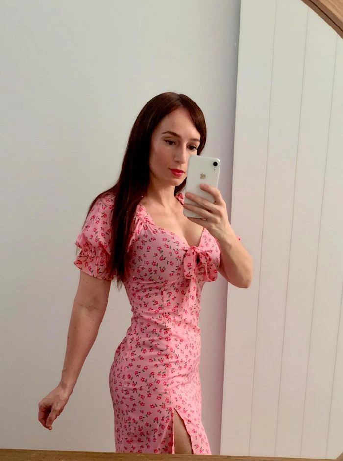 Молоді та прекрасні дівчата в літніх сукнях – фото 30