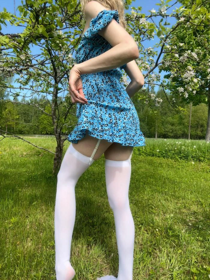 Молоді та прекрасні дівчата в літніх сукнях – фото 35