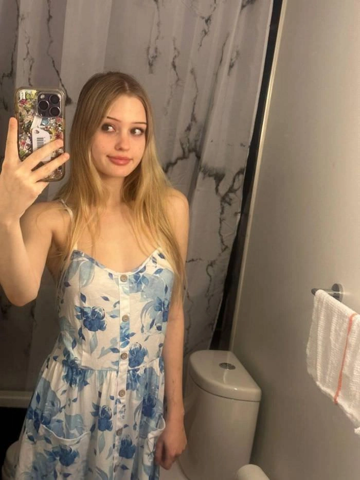 Молоді та прекрасні дівчата в літніх сукнях – фото 40