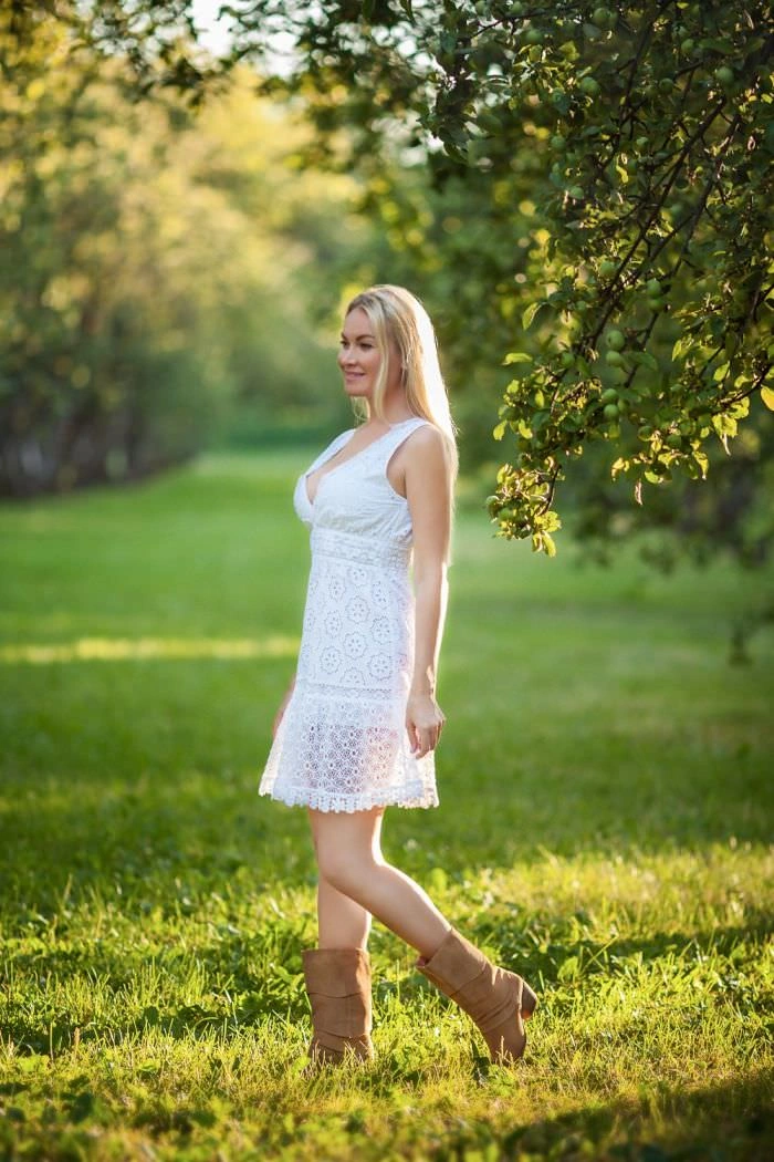 Гарні дівчата в легких сукнях та сарафанах – фото 4