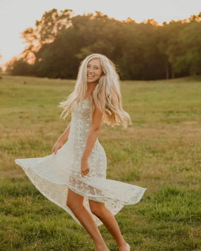 Гарні дівчата в легких сукнях та сарафанах – фото 18