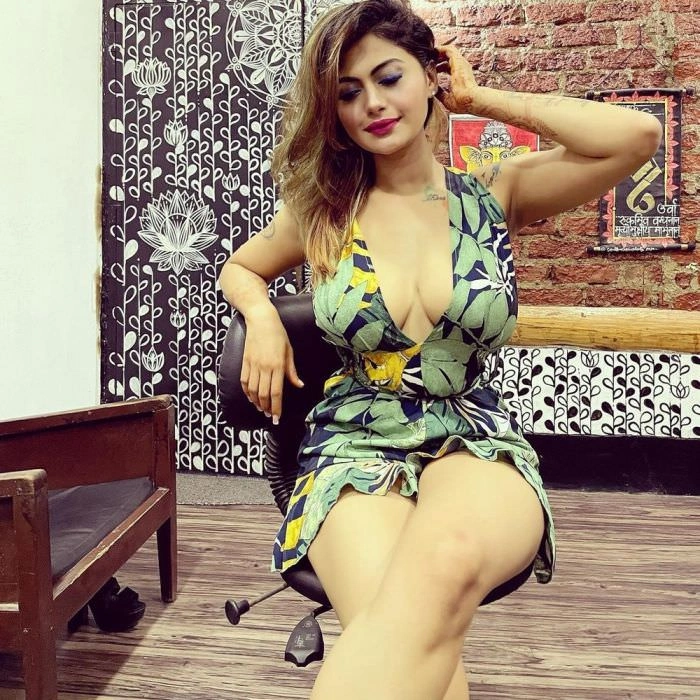 Гарні дівчата в легких сукнях та сарафанах – фото 24