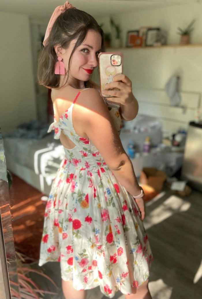 Гарні дівчата в легких сукнях та сарафанах – фото 25