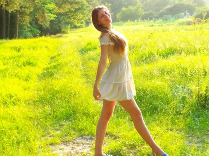 Гарні дівчата в легких сукнях та сарафанах – фото 27