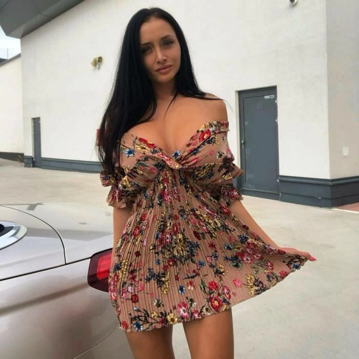 Гарні дівчата в легких сукнях та сарафанах – фото 39