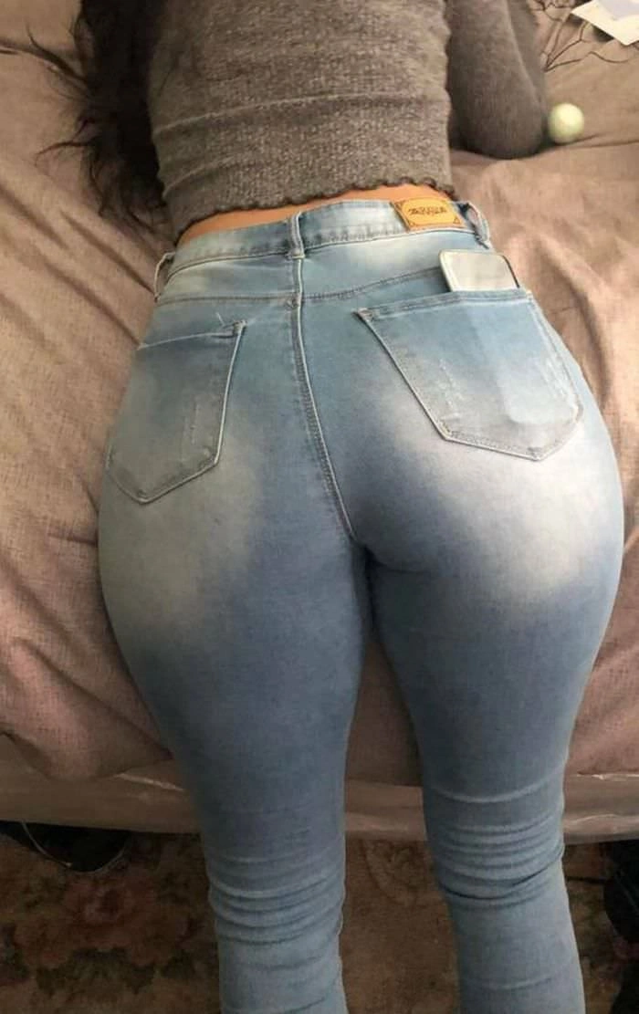 Молоді дівчата в обтягуючих джинсах – фото 38