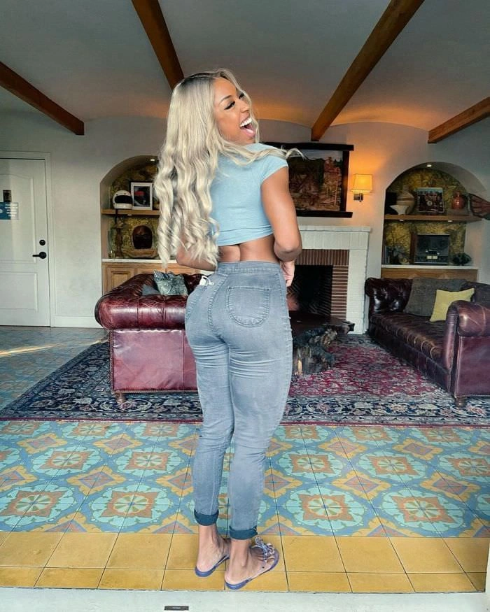 Дівчата з соковитими тілами в облягаючих джинсах – фото 37